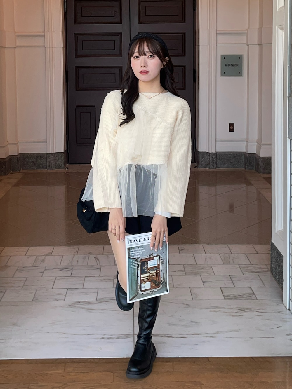 ホワイト系のニット/セーターを着用したレディースの冬コーディネートの2枚目の写真