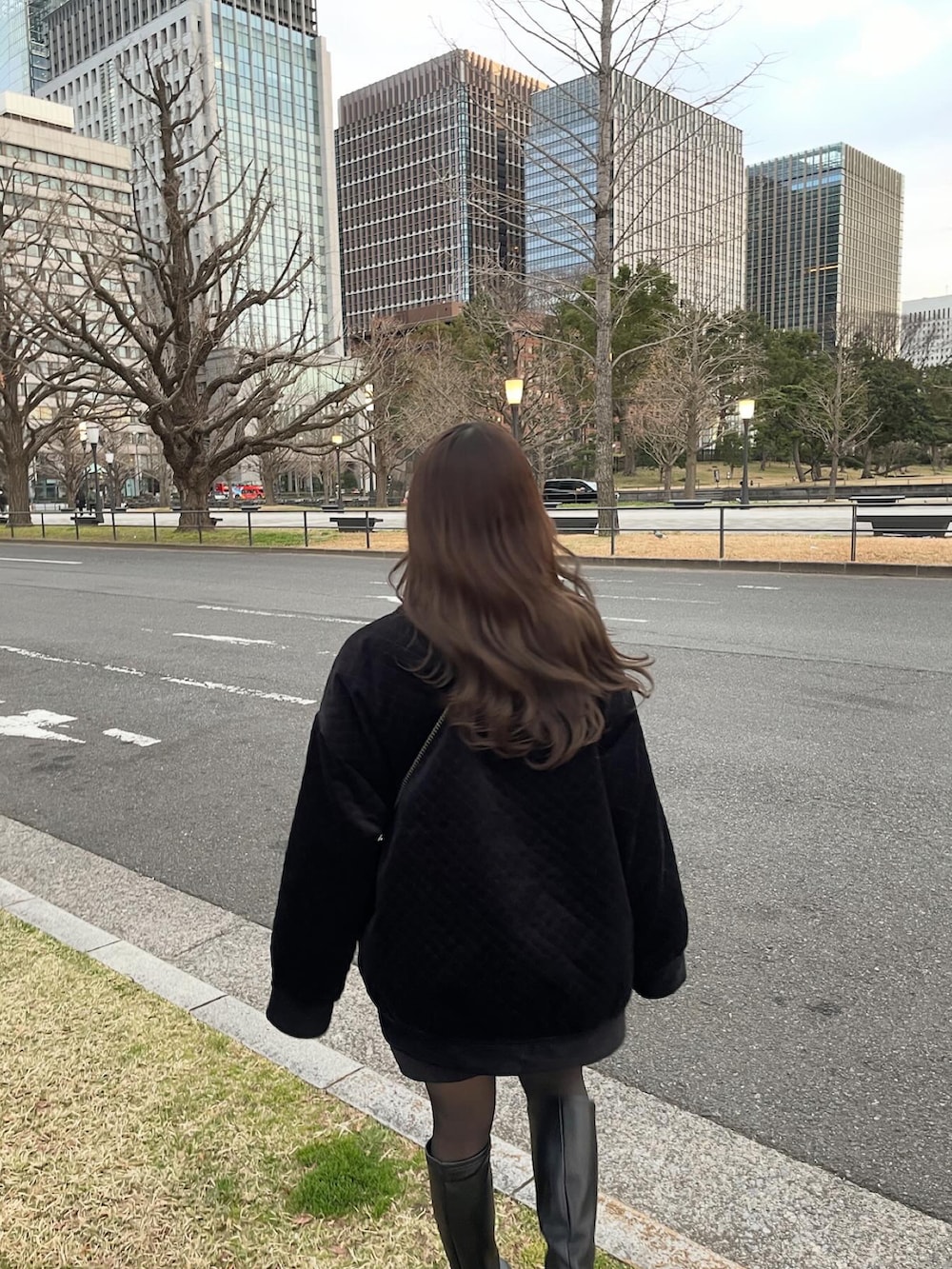 ブラック系のジャケット/アウター、ブラック系のショルダーバッグ、ブラック系のブーツを着用したレディースの冬コーディネートの4枚目の写真