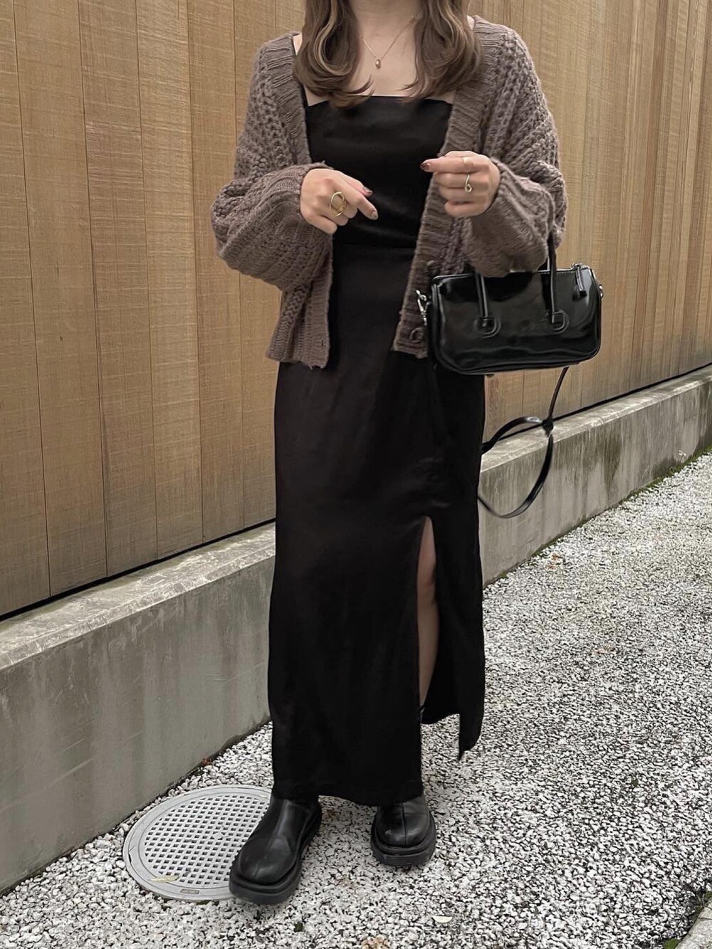ブラック系のワンピース/ドレスを着用したレディースの秋コーディネートの2枚目の写真