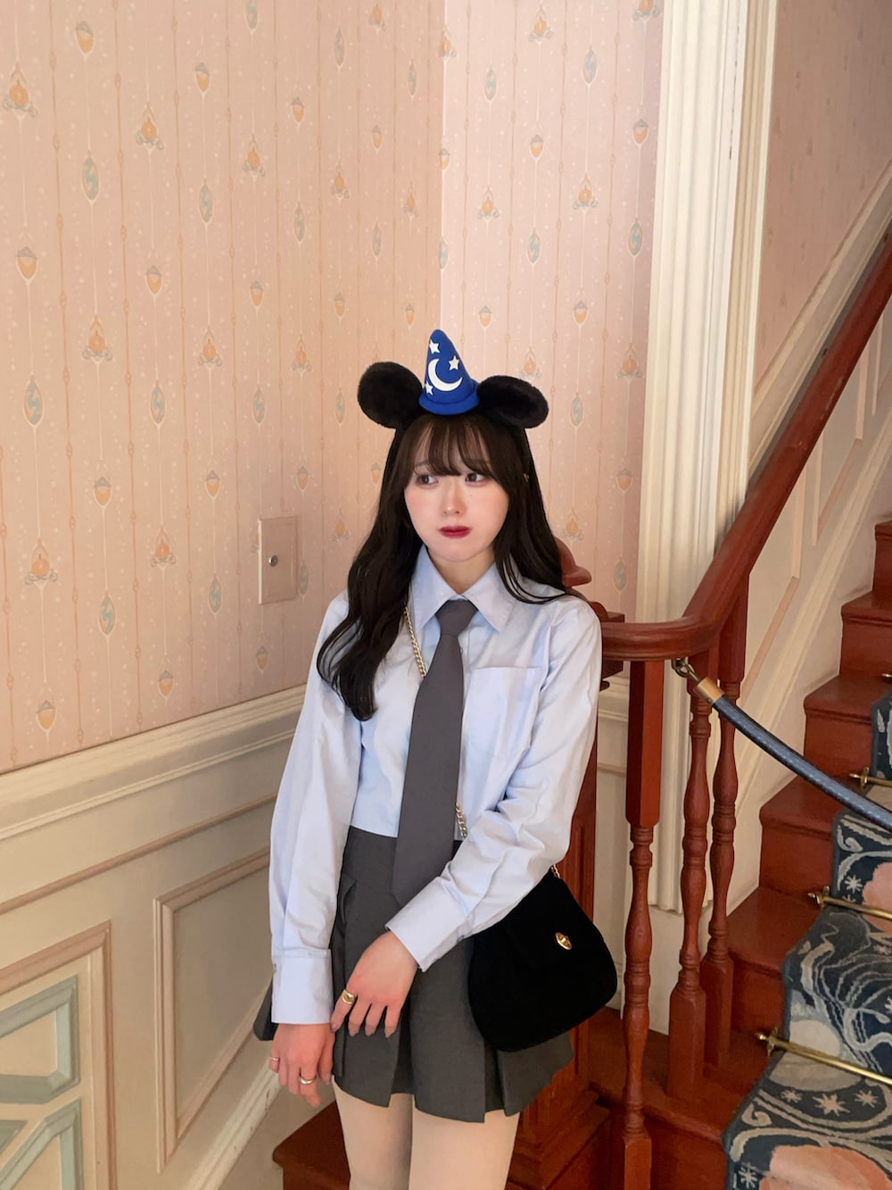 ブルー系のシャツ/ブラウス、グレー系のスカート、グレー系のファッション雑貨を着用したレディースの冬コーディネートの4枚目の写真