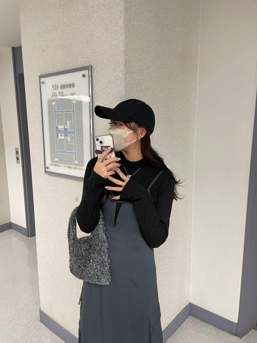 グレー系のワンピース、ブラック系のハンドバッグを着用したレディースの春コーディネートの4枚目の写真