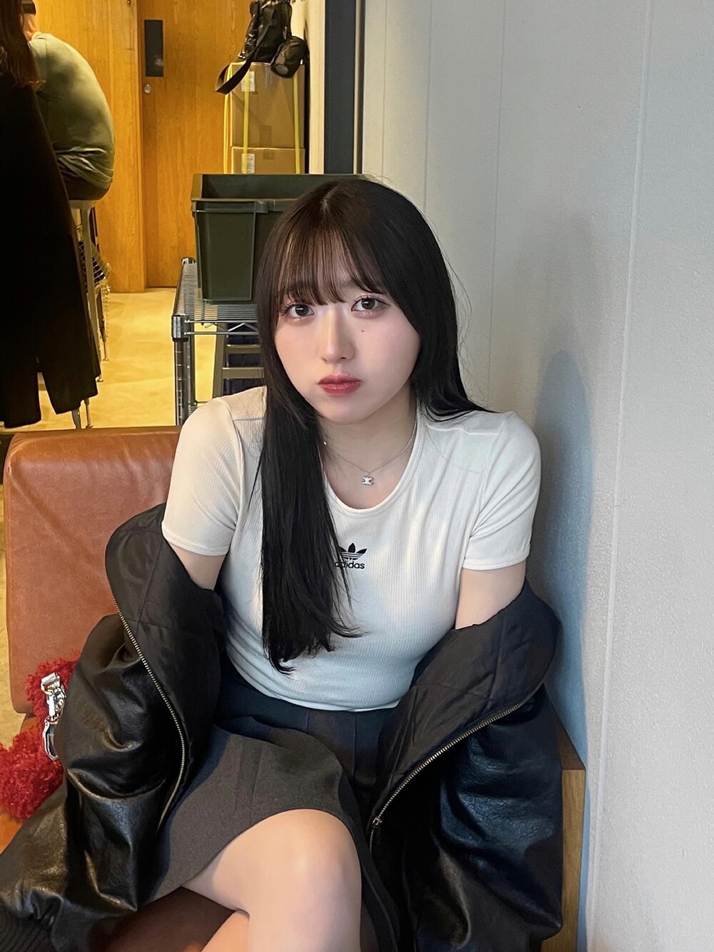 ホワイト系のTシャツ/カットソー、ブラック系のブルゾン、レッド系のショルダーバッグを着用したレディースの春コーディネートの2枚目の写真