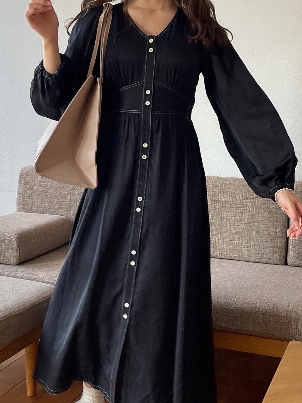 ブラック系のワンピースを着用したレディースの春コーディネートの5枚目の写真