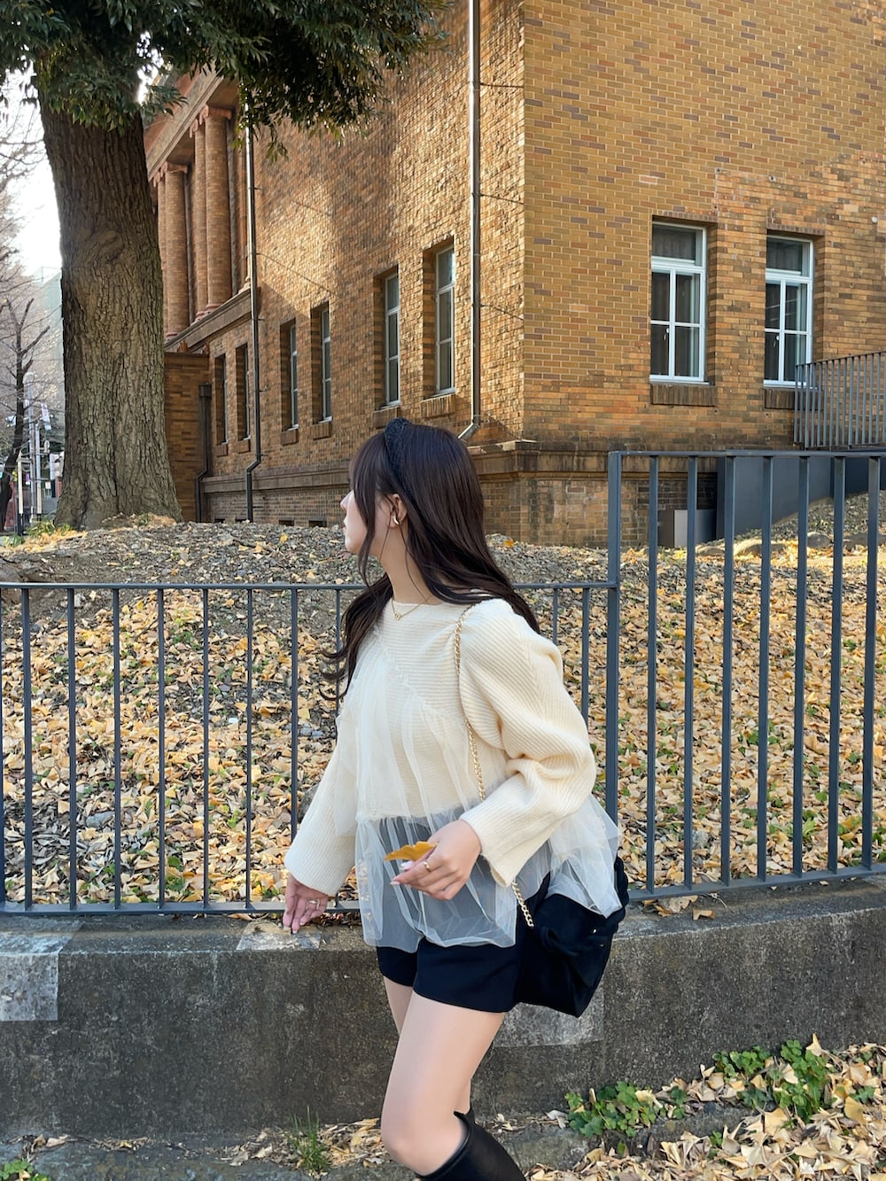 ホワイト系のニット/セーターを着用したレディースの冬コーディネートの3枚目の写真