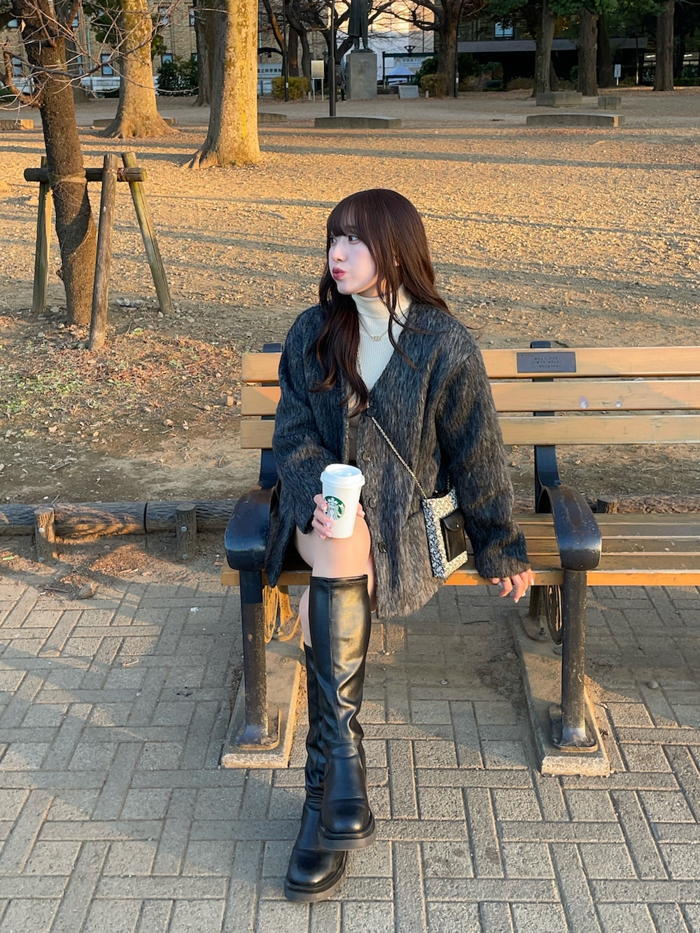 グレー系のジャケット/アウター、ブラック系のショルダーバッグ、ブラック系のブーツを着用したレディースの冬コーディネートの4枚目の写真