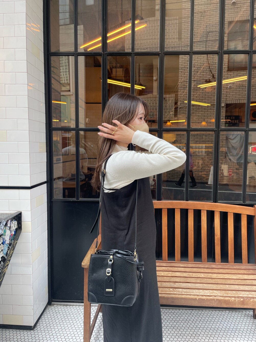 ブラック系のワンピースを着用したレディースの春コーディネートの3枚目の写真