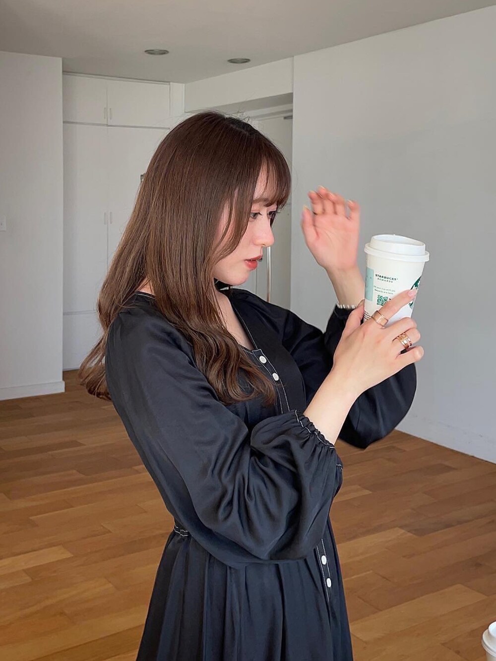 ブラック系のワンピースを着用したレディースの春コーディネートの3枚目の写真