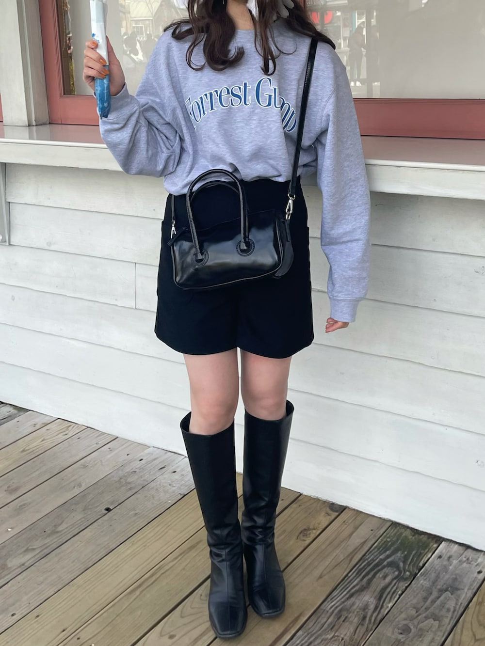 ブラック系のブーツ、ブラック系のパンツ、グレー系のスウェットを着用したレディースの冬コーディネートの2枚目の写真