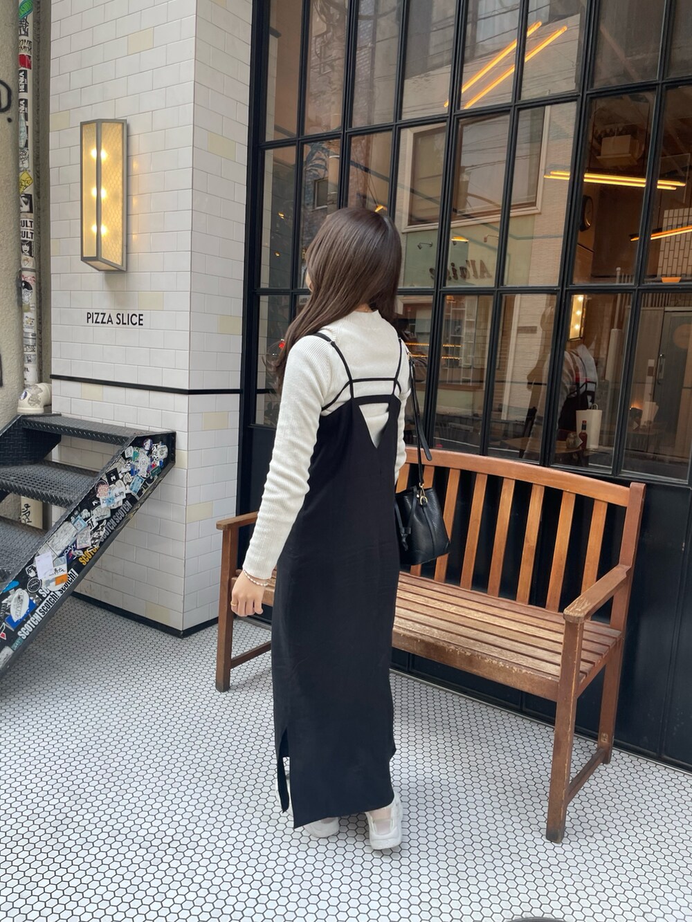 ブラック系のワンピースを着用したレディースの春コーディネートの2枚目の写真