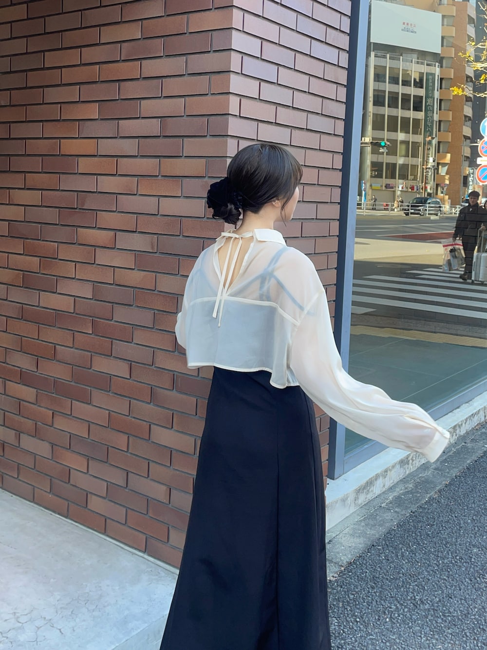 ブラック系のワンピースを着用したレディースの冬コーディネートの3枚目の写真