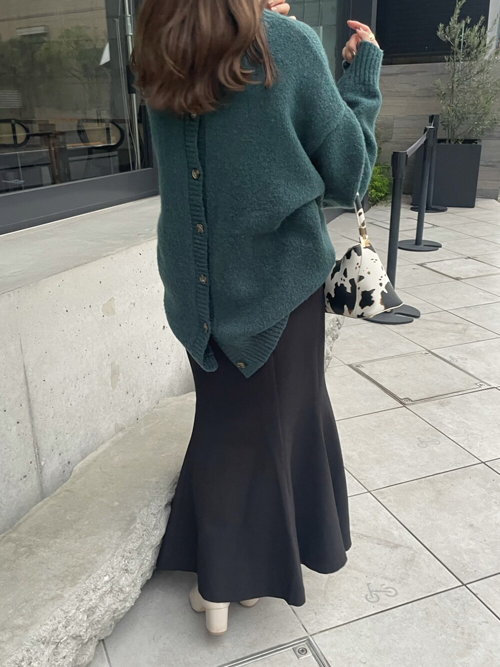 「秋のコーデ、ニットコーデ、大人女子、ビッグシルエット、グリーンコーデ、緑ニット、マーメイドスカート、ブラックコーデ、カジュアルコーデ、カーディガンコーデ、緑のカーディガン、緑コーデ」｜「classicalelfのもちもち癒され。2wayニットカーディガン（カーディガン/ボレロ、グリーン系）」を使った、rennaさん（レディース・156cm）の秋コーディネートの3枚目の写真