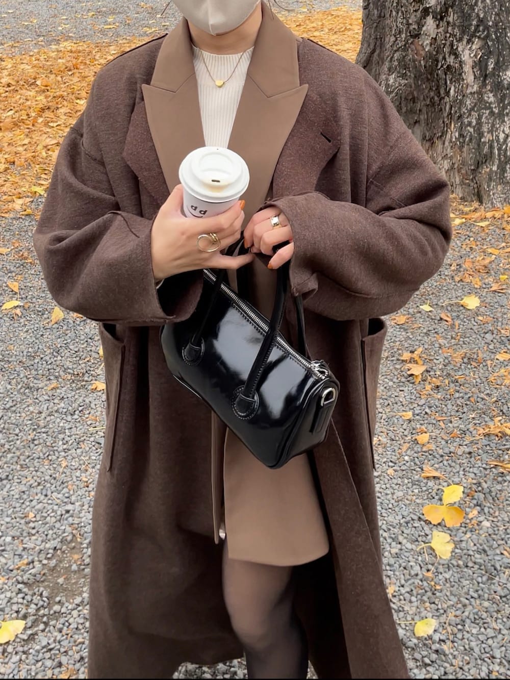 ブラウン系のベスト、ブラウン系のニット/セーター、ブラウン系のジャケット/アウターを着用したレディースの冬コーディネートの3枚目の写真