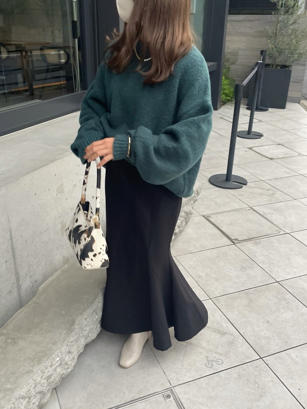「秋のコーデ、ニットコーデ、大人女子、ビッグシルエット、グリーンコーデ、緑ニット、マーメイドスカート、ブラックコーデ、カジュアルコーデ、カーディガンコーデ、緑のカーディガン、緑コーデ」｜「classicalelfのもちもち癒され。2wayニットカーディガン（カーディガン/ボレロ、グリーン系）」を使った、rennaさん（レディース・156cm）の秋コーディネートの2枚目の写真