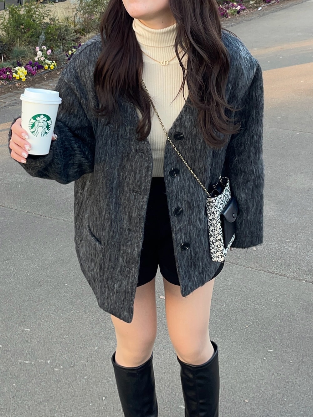 グレー系のジャケット/アウター、ブラック系のショルダーバッグ、ブラック系のブーツを着用したレディースの冬コーディネートの3枚目の写真