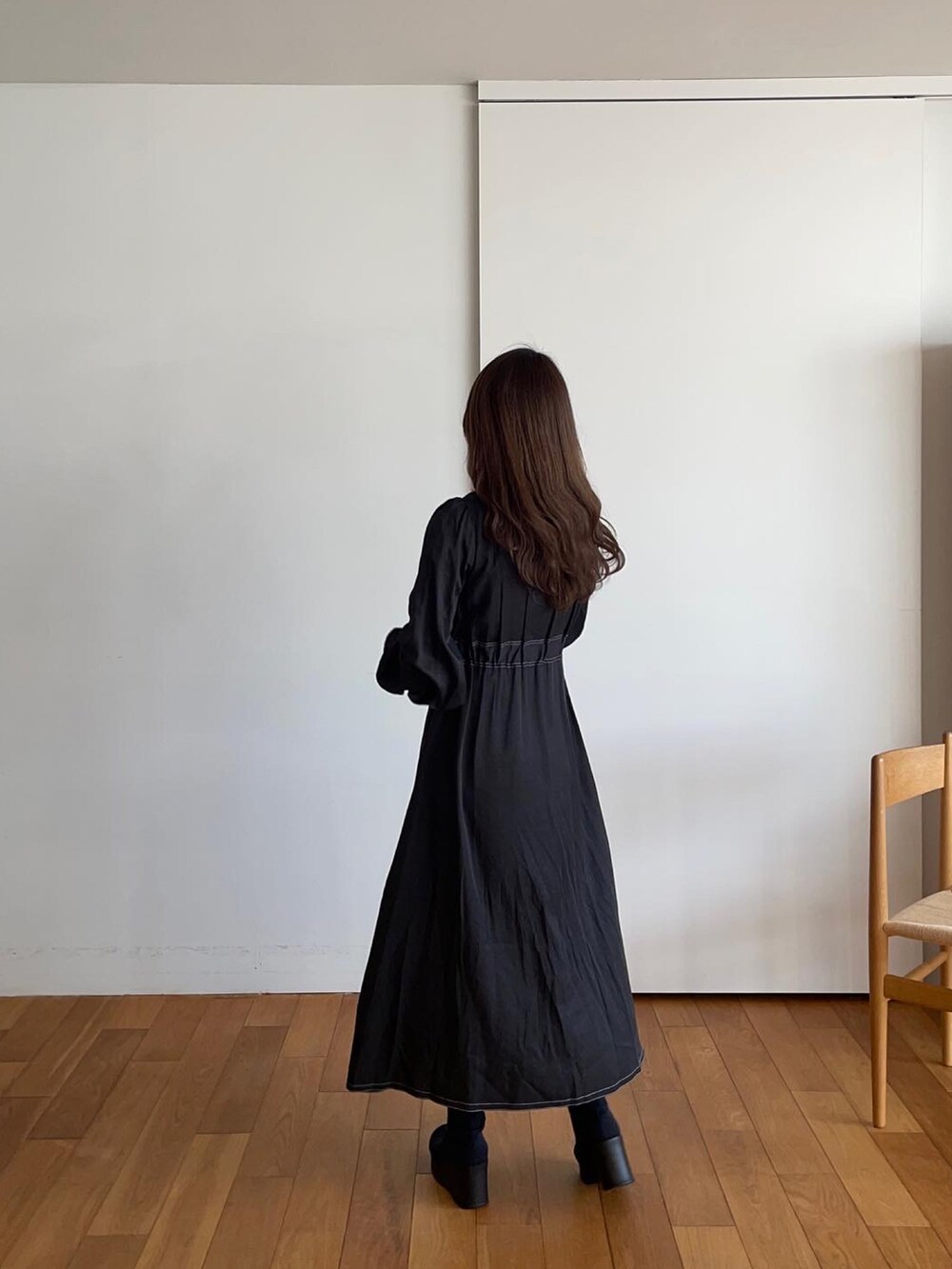 ブラック系のワンピースを着用したレディースの春コーディネートの4枚目の写真