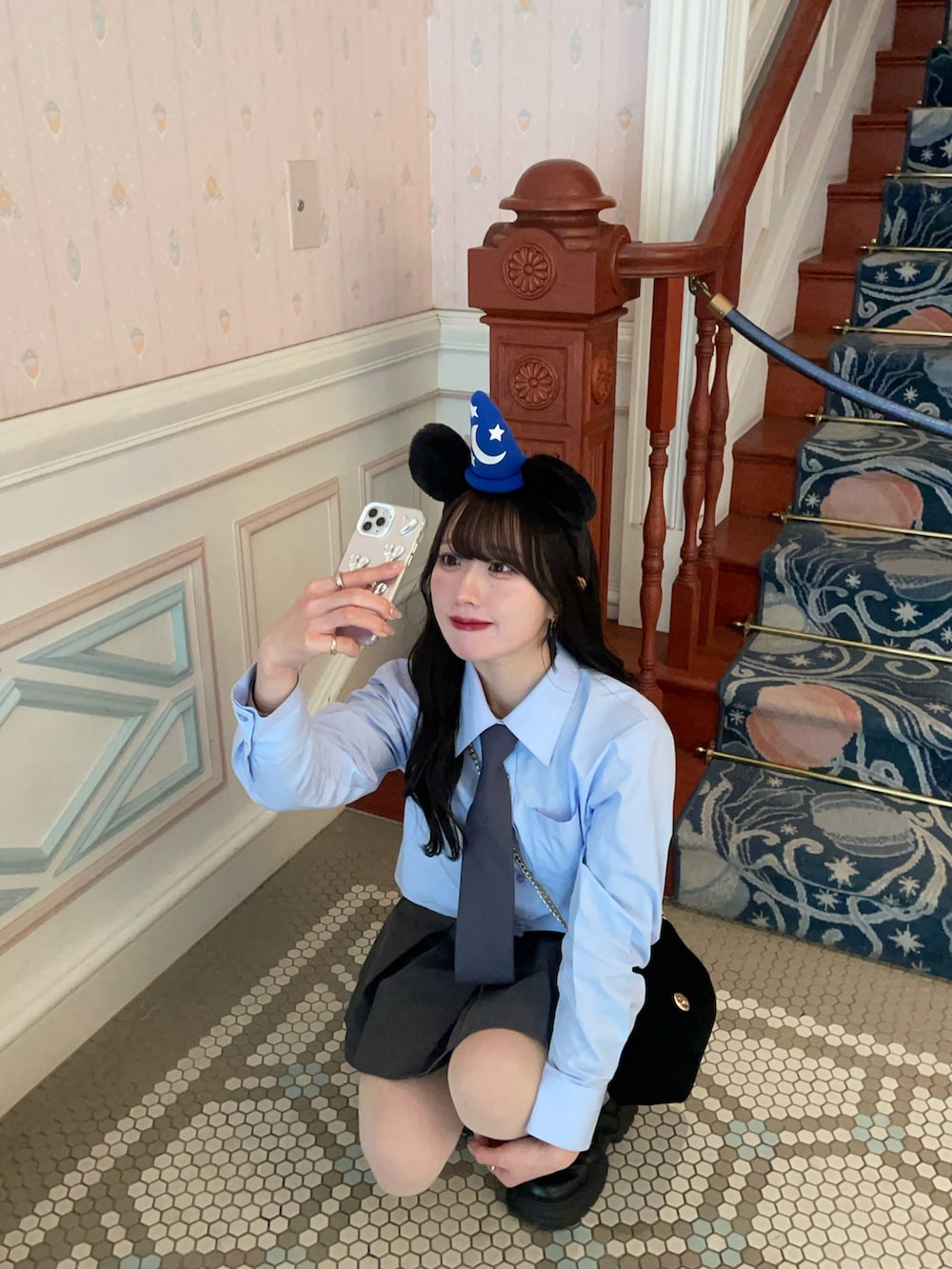 ブルー系のシャツ/ブラウス、グレー系のスカート、グレー系のファッション雑貨を着用したレディースの冬コーディネートの2枚目の写真