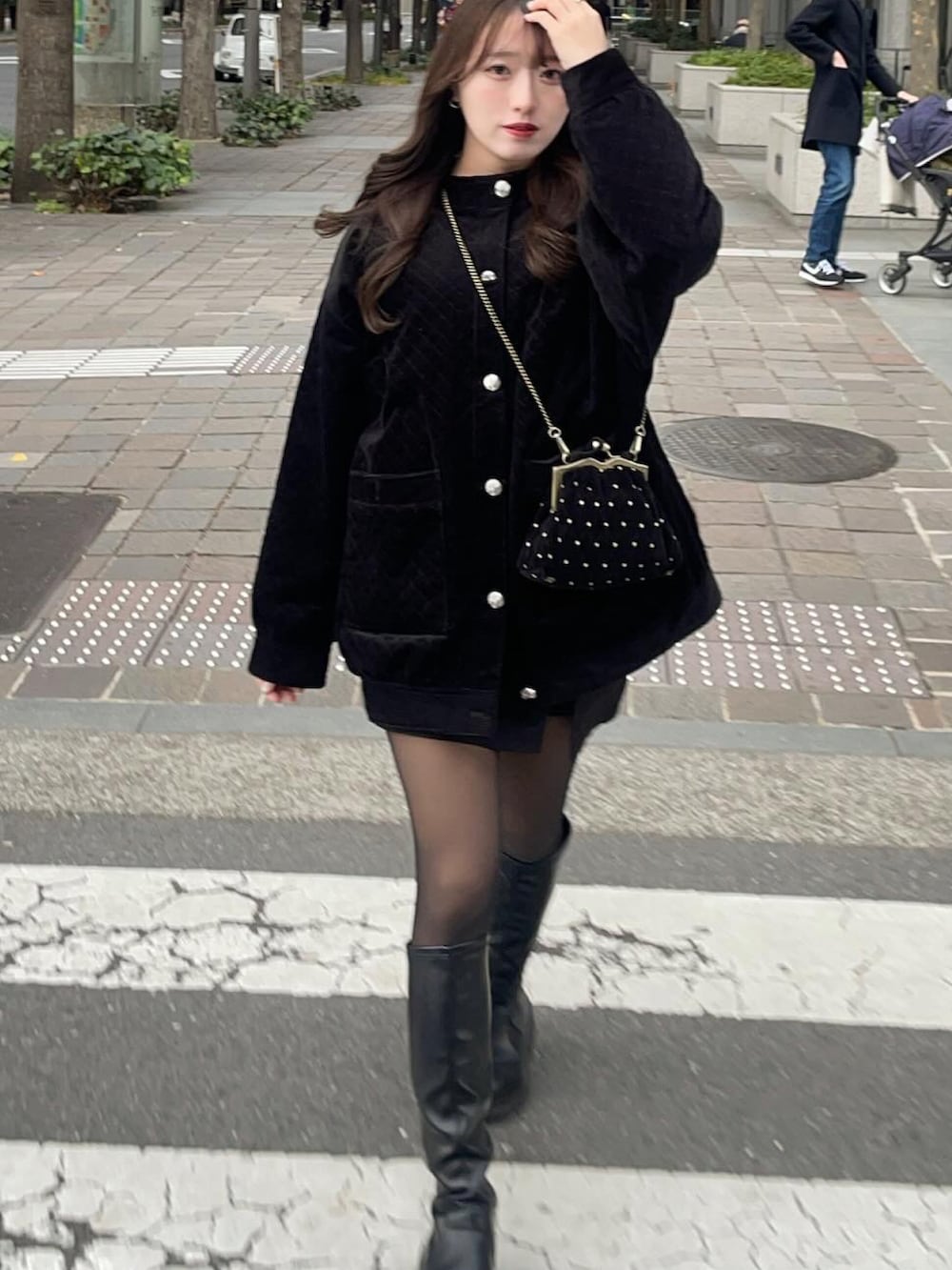 ブラック系のジャケット/アウター、ブラック系のショルダーバッグ、ブラック系のブーツを着用したレディースの冬コーディネートの5枚目の写真