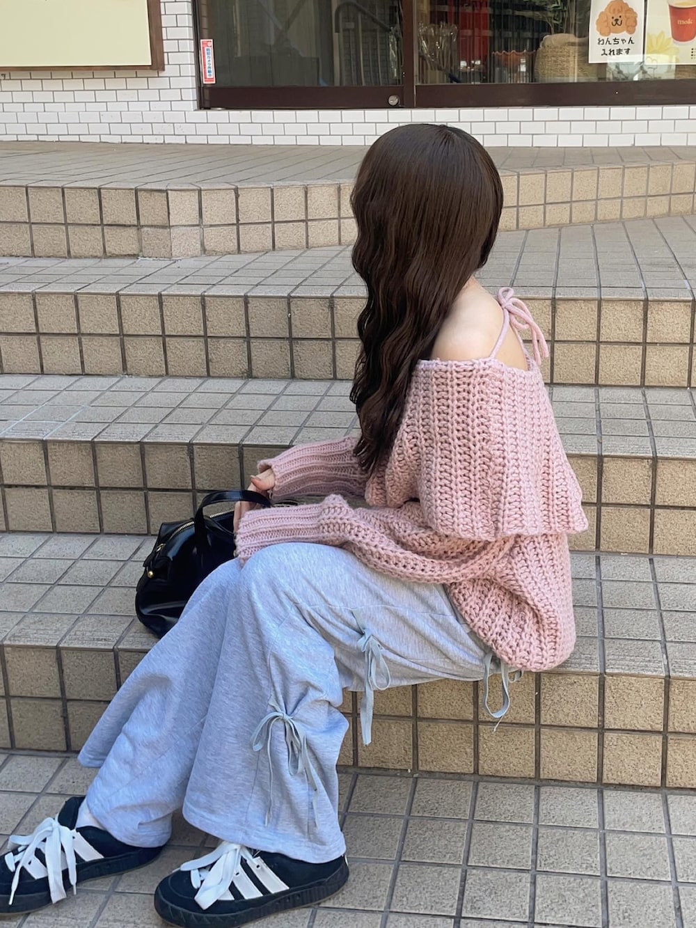 ピンク系のニット/セーター、ブラック系のスニーカーを着用したレディースの冬コーディネートの3枚目の写真