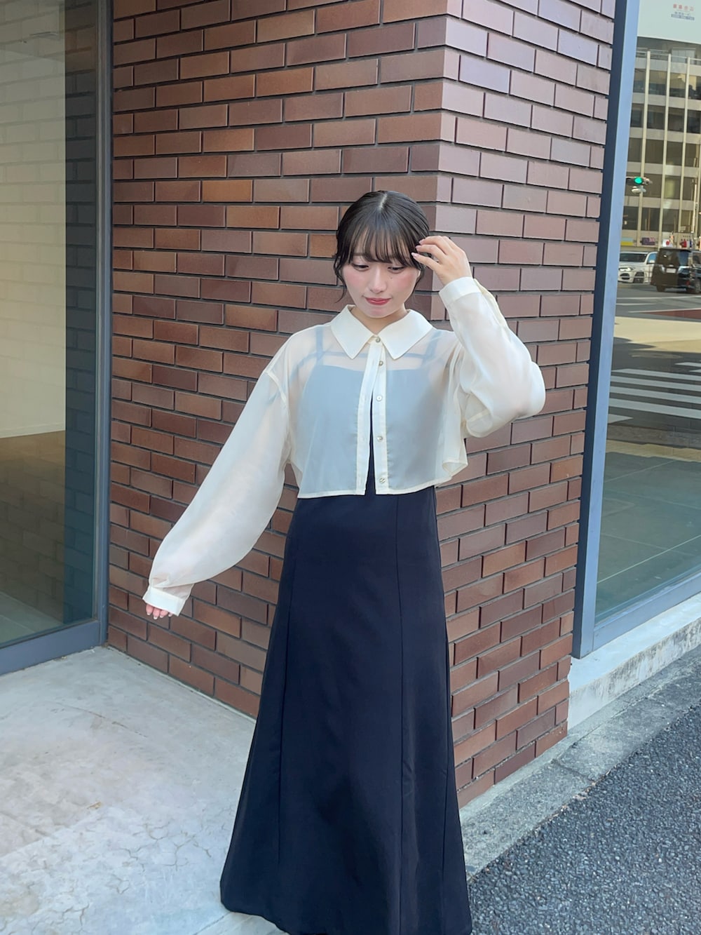 ブラック系のワンピースを着用したレディースの冬コーディネートの4枚目の写真