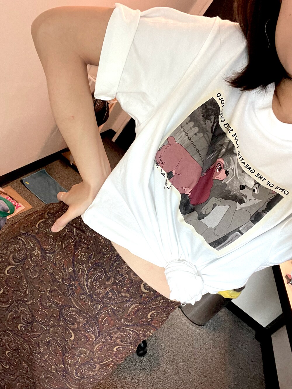 ホワイト系のトップス、ブラウン系のスカートを着用したレディースの春コーディネートの2枚目の写真