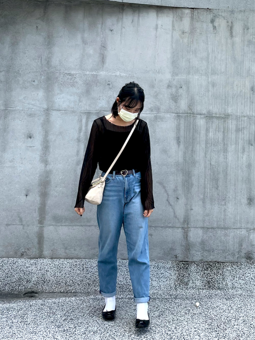 グレー系のニット/セーター、ブルー系のデニムパンツ、ブラック系のバレエシューズを着用したレディースの冬コーディネートの2枚目の写真