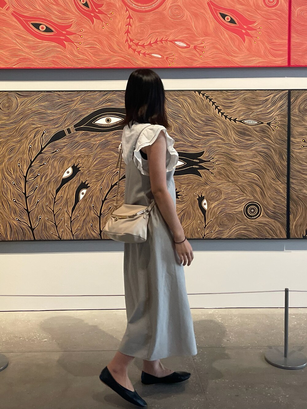 ベージュ系のワンピース/ドレス、ブラック系のパンプス、ホワイト系のショルダーバッグを着用したレディースの春コーディネートの2枚目の写真