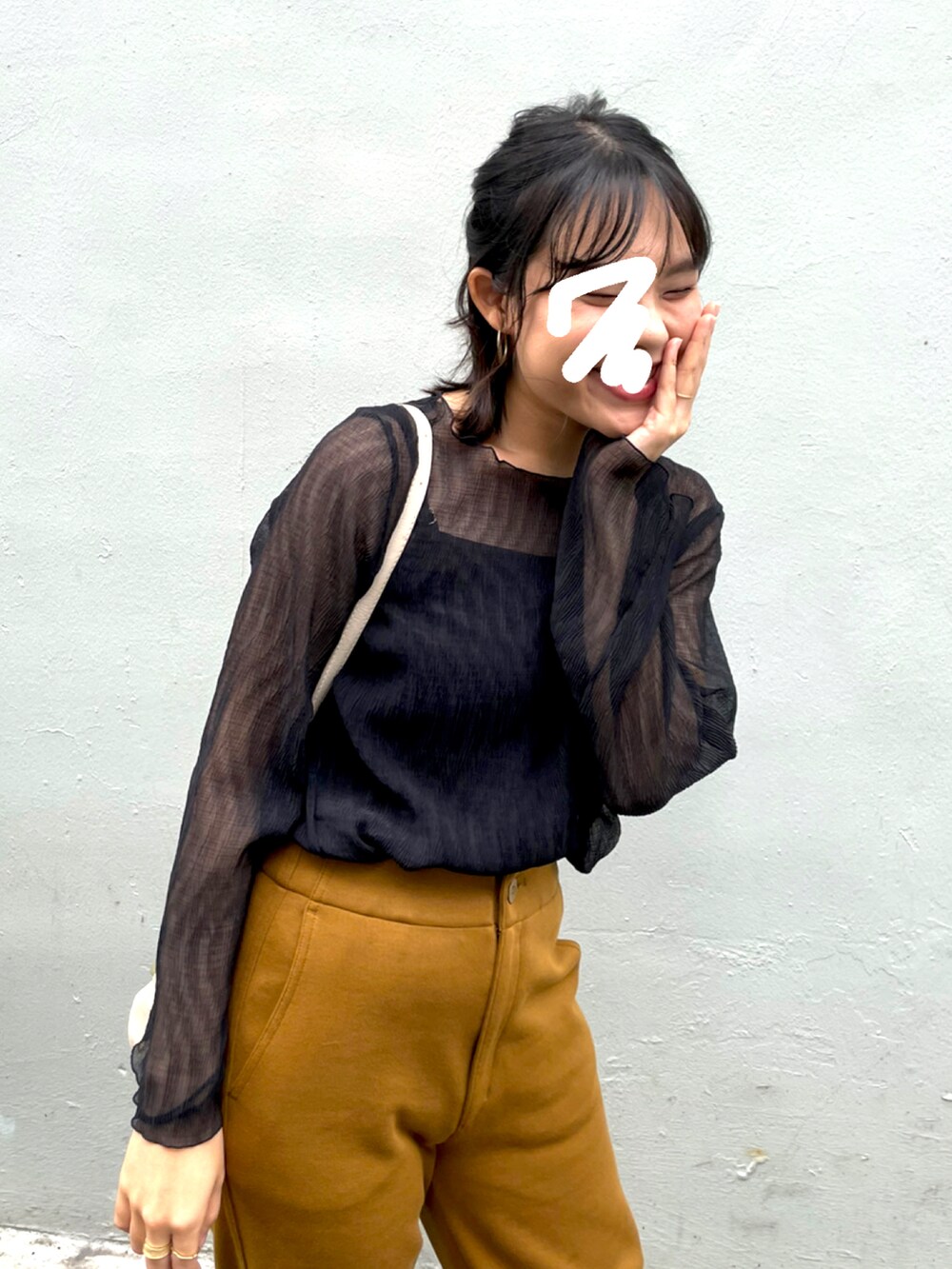 ブラウン系のその他パンツ、ブルー系のブーツ、ブラック系のシャツ/ブラウスを着用したレディースの冬コーディネートの2枚目の写真