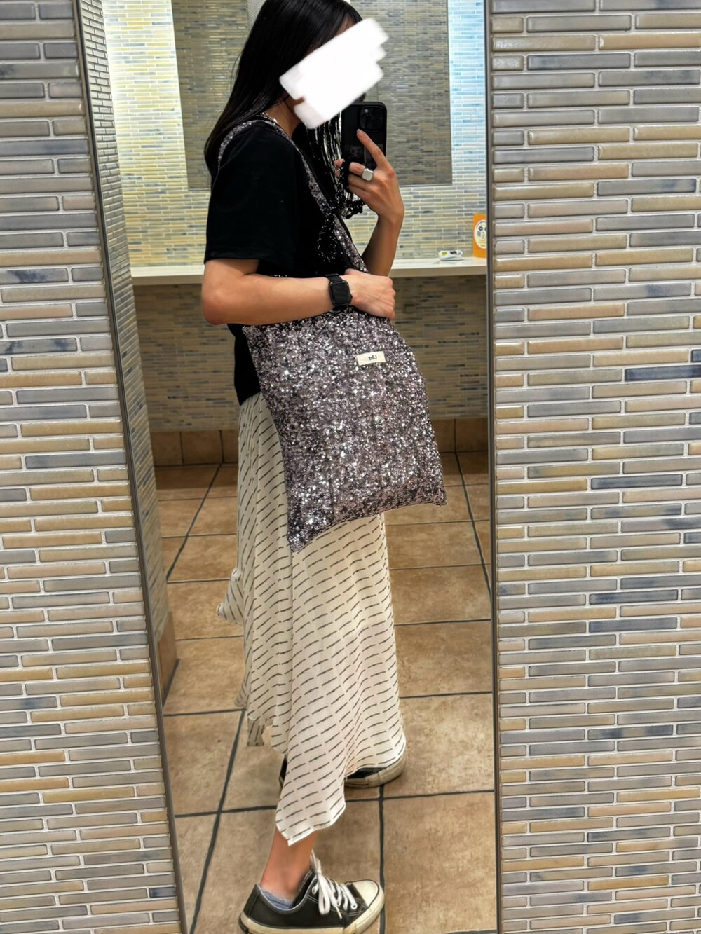 シルバー系のトートバッグ、その他のネックレスを着用したレディースの秋コーディネートの2枚目の写真