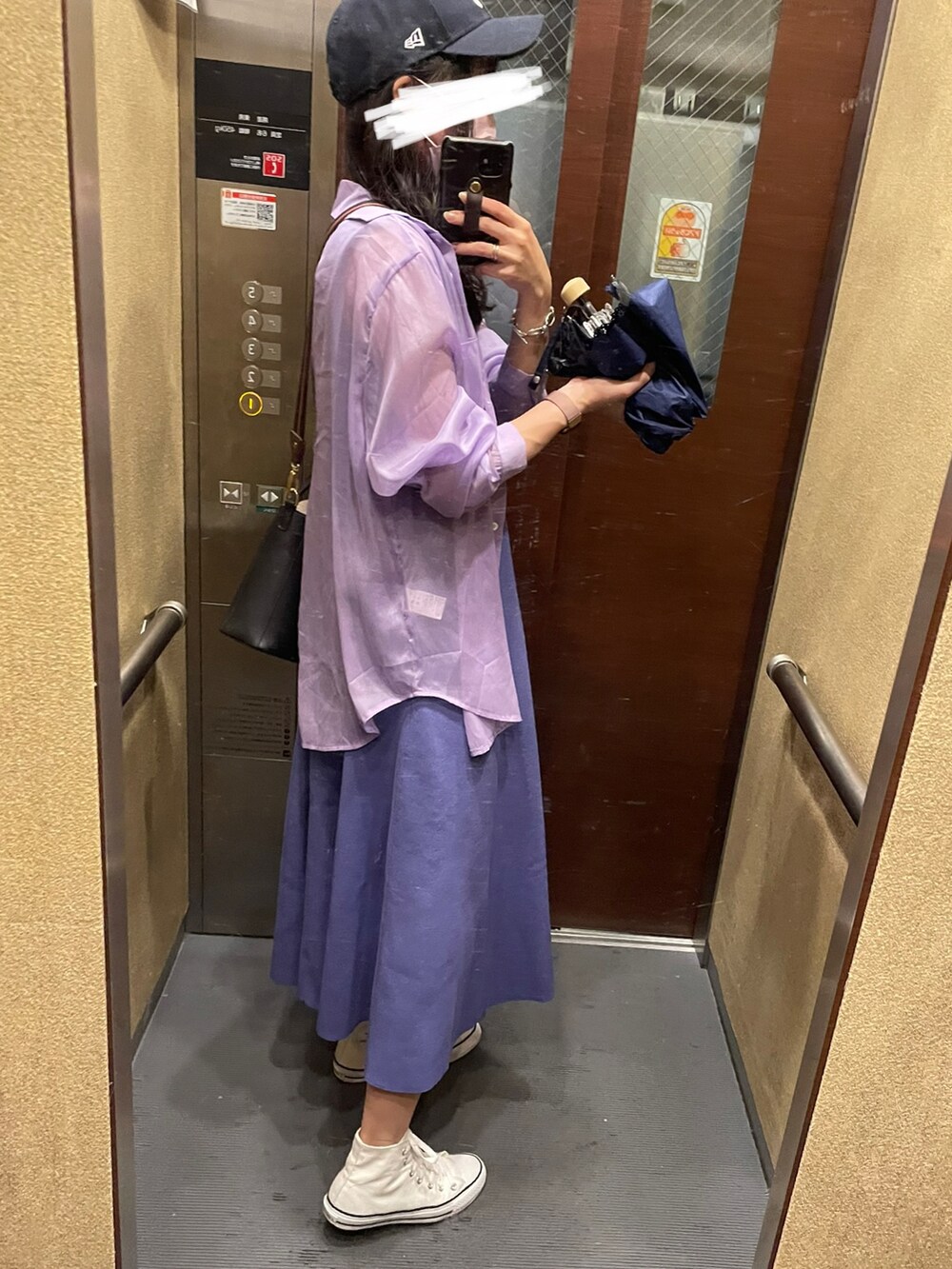 パープル系のシャツ/ブラウス、ホワイト系のスニーカー、ブルー系のワンピースを着用したレディースの夏コーディネートの2枚目の写真