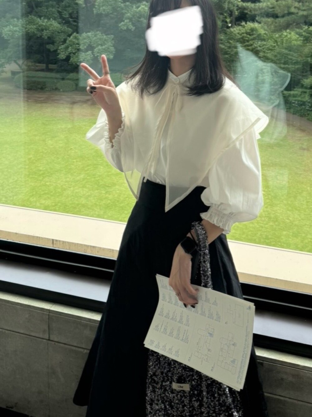 ブラック系のバレエシューズ、ホワイト系のシャツ/ブラウス、ブラック系のスカートを着用したレディースの夏コーディネートの2枚目の写真