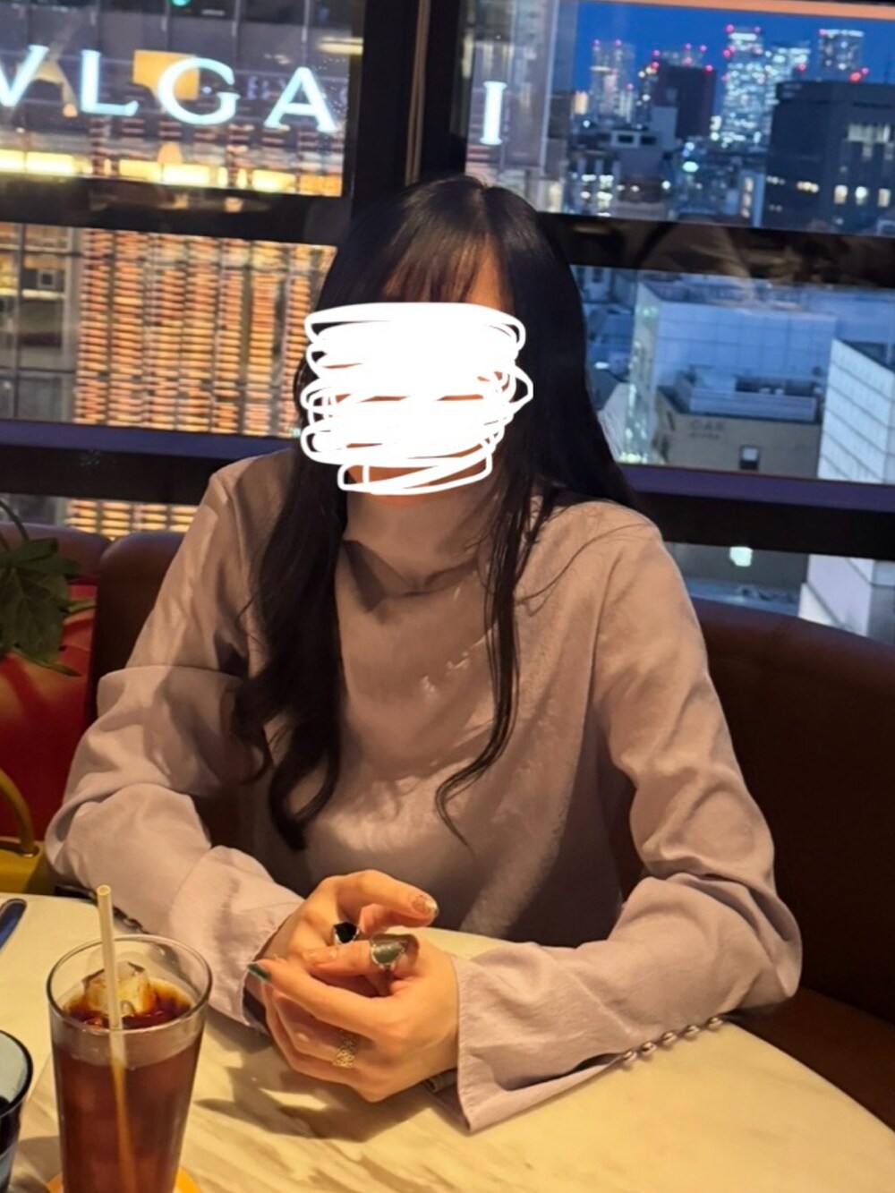 グレー系のローファーを着用したレディースの夏コーディネートの2枚目の写真