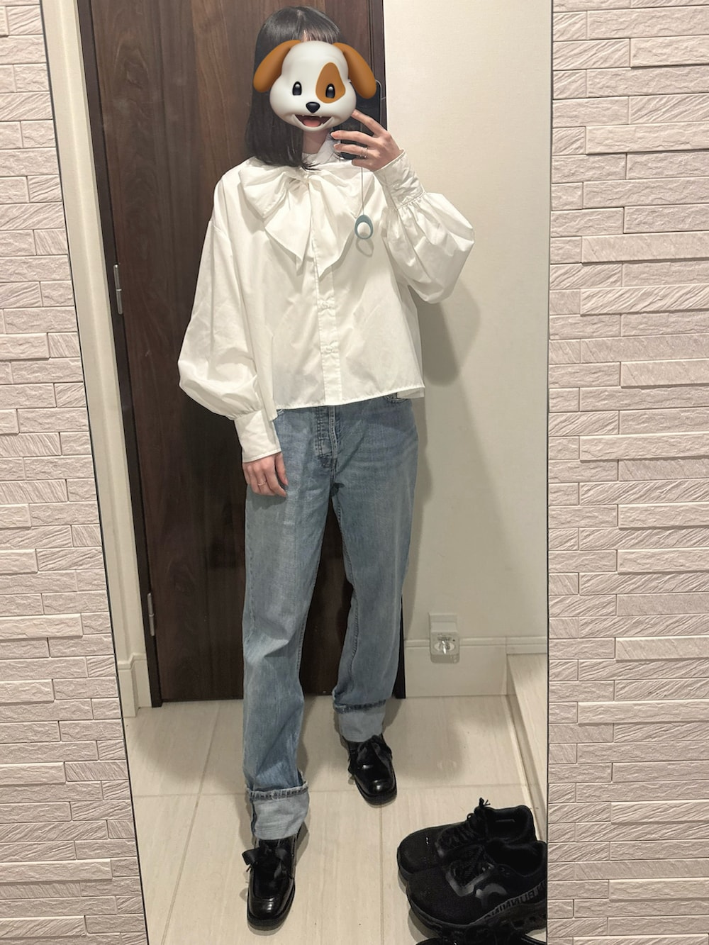 ホワイト系のシャツ/ブラウス、ブラック系のローファー、ホワイト系のボストンバッグを着用したレディースの春コーディネートの2枚目の写真