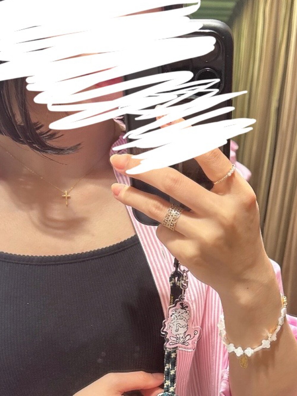 シルバー系のトートバッグ、ブラック系のワンピース、ホワイト系のブレスレットを着用したレディースの夏コーディネートの3枚目の写真