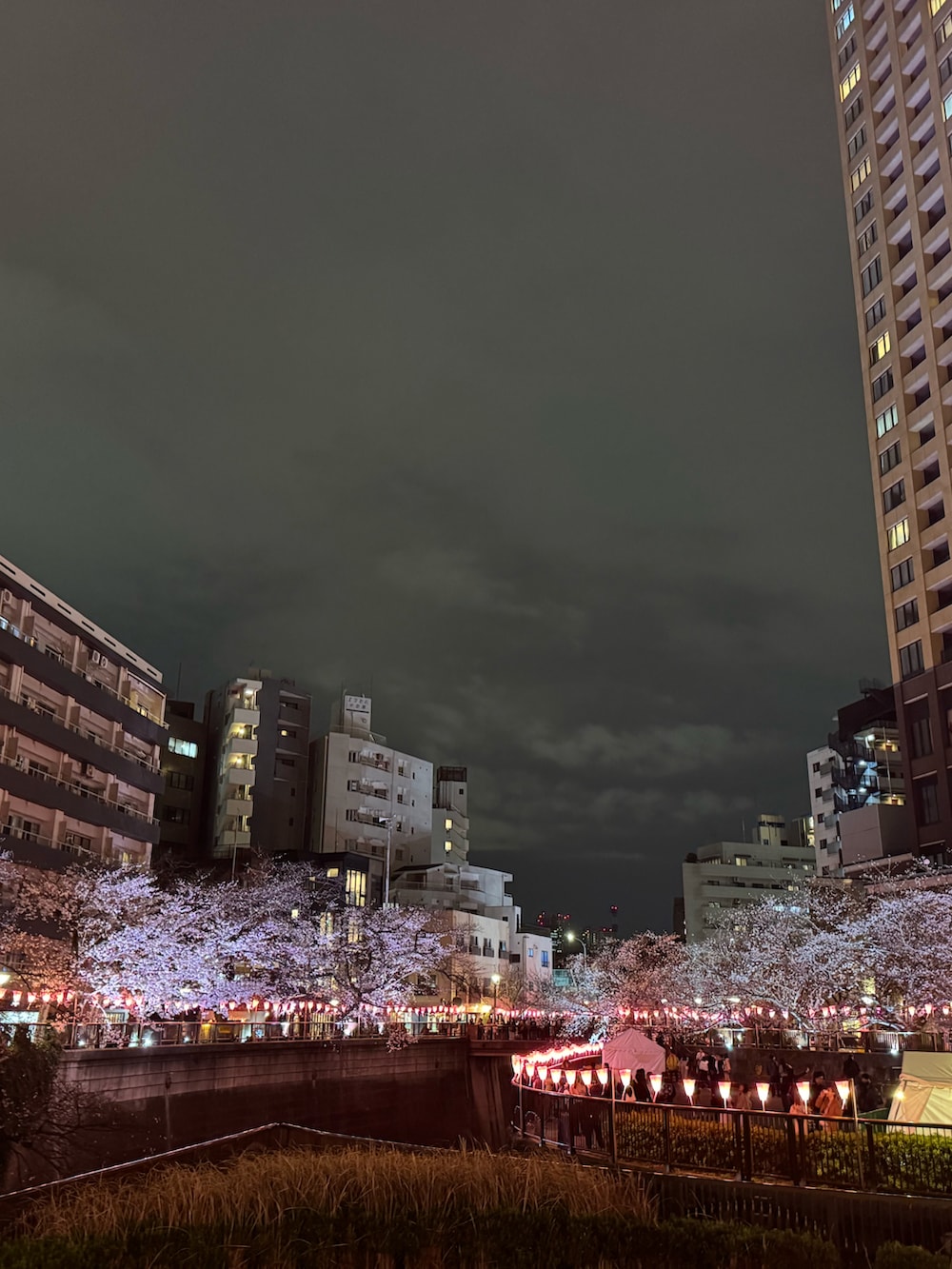 ホワイト系のシャツ/ブラウス、ブラック系のローファー、ホワイト系のボストンバッグを着用したレディースの春コーディネートの3枚目の写真