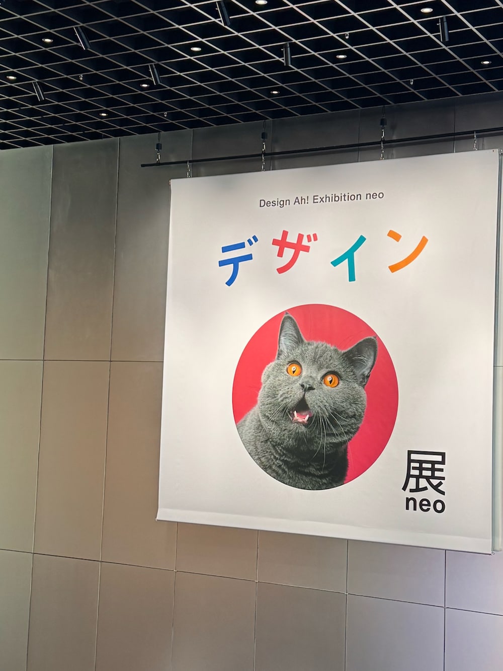 ブラック系のボディバッグ/ウエストポーチを着用したレディースの秋コーディネートの2枚目の写真