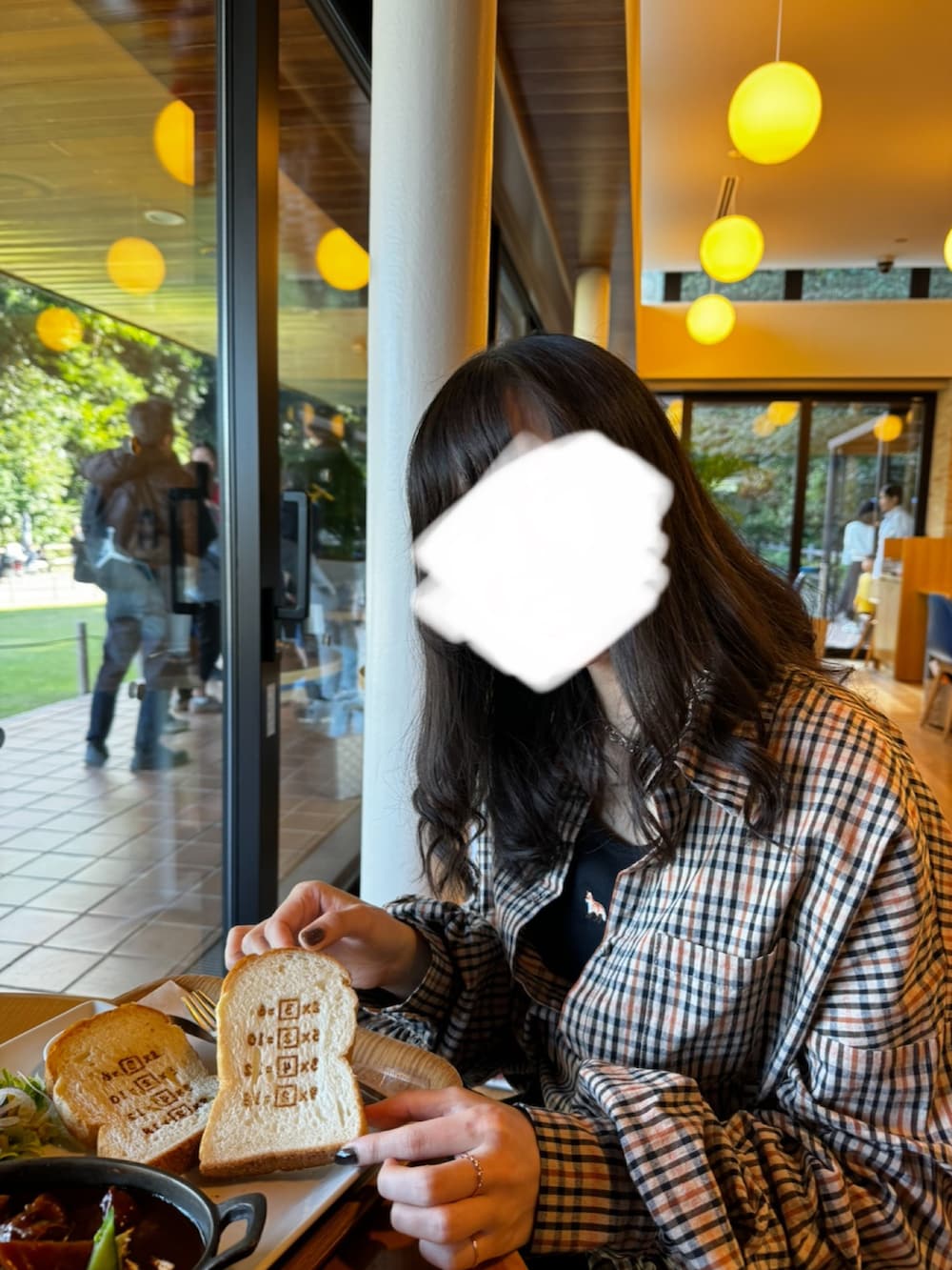 ブラック系のボディバッグ/ウエストポーチ、ホワイト系のタンクトップ、ブラック系のデニムパンツを着用したレディースの秋コーディネートの2枚目の写真