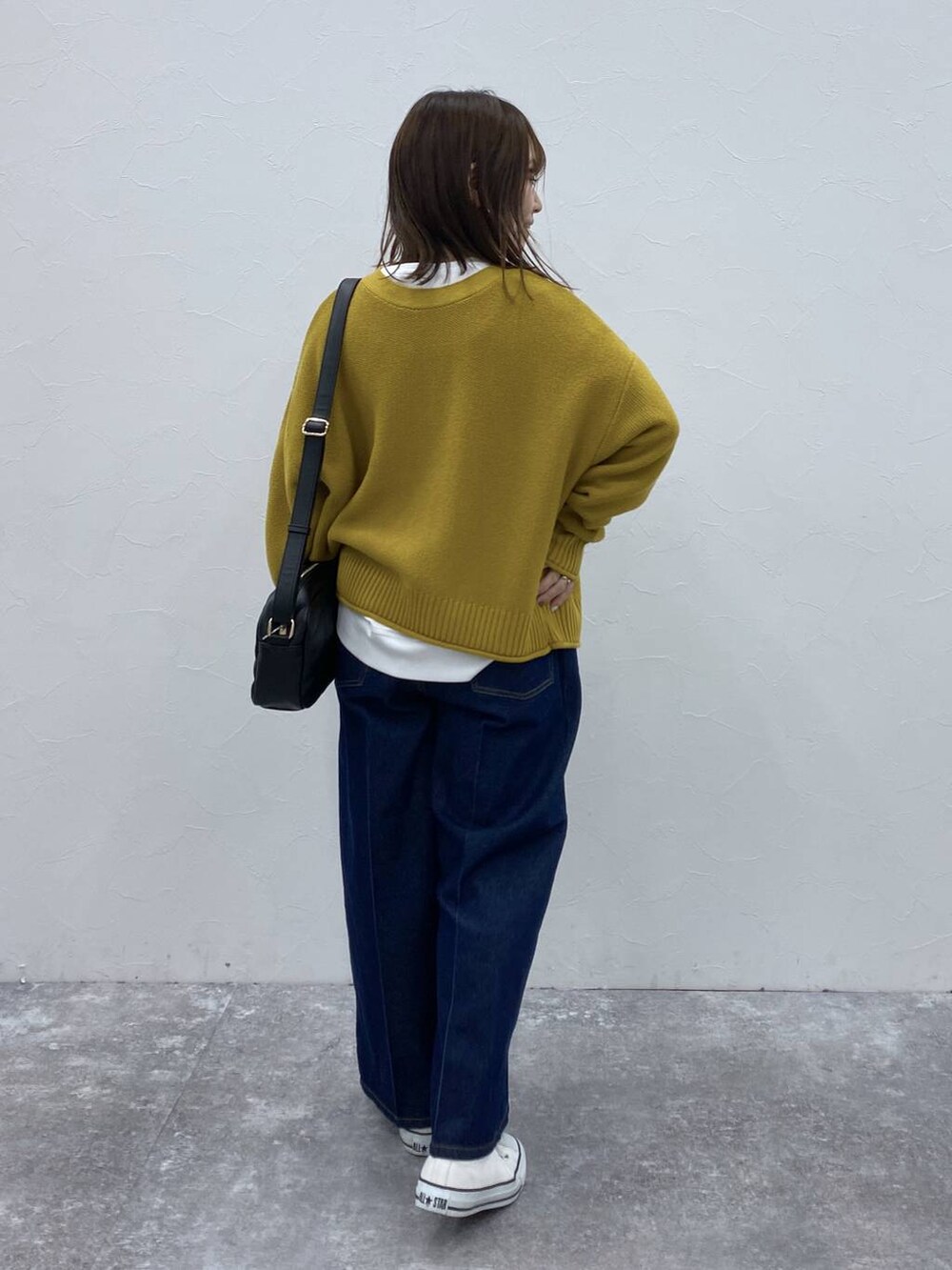 ブルー系のデニムパンツ、イエロー系のカーディガン/ボレロ、その他のTシャツ/カットソーを着用したレディースの秋コーディネートの6枚目の写真