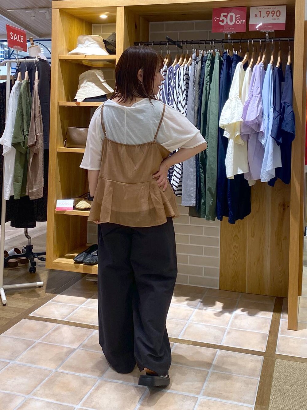 その他のサンダル、ホワイト系のTシャツ/カットソー、グレー系のその他パンツを着用したレディースの夏コーディネートの5枚目の写真