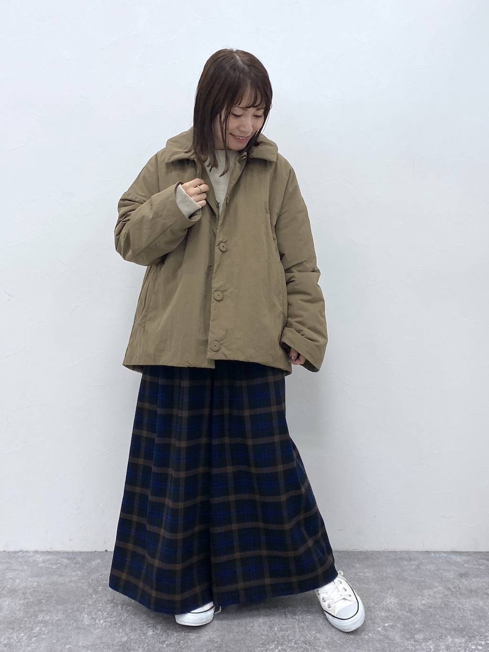 グレー系のカーディガン/ボレロ、ベージュ系のトートバッグ、ブラウン系のその他アウターを着用したレディースの秋コーディネートの4枚目の写真