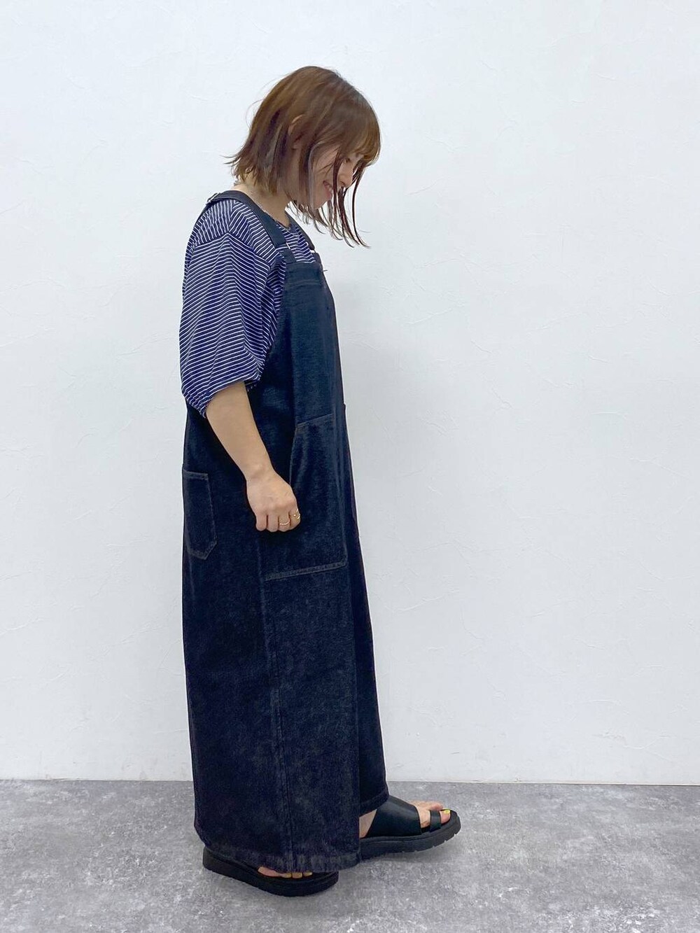 ブラック系のサンダル、その他のTシャツ/カットソー、シルバー系のネックレスを着用したレディースの夏コーディネートの5枚目の写真