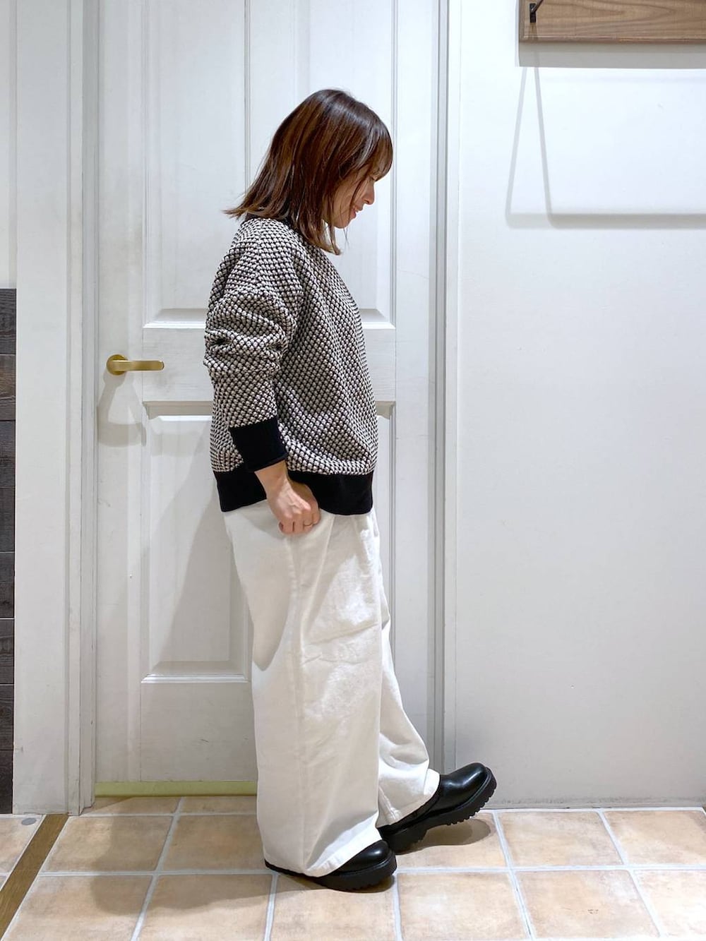 ブラック系のブーツ、ホワイト系のその他パンツ、その他のニット/セーターを着用したレディースの冬コーディネートの4枚目の写真