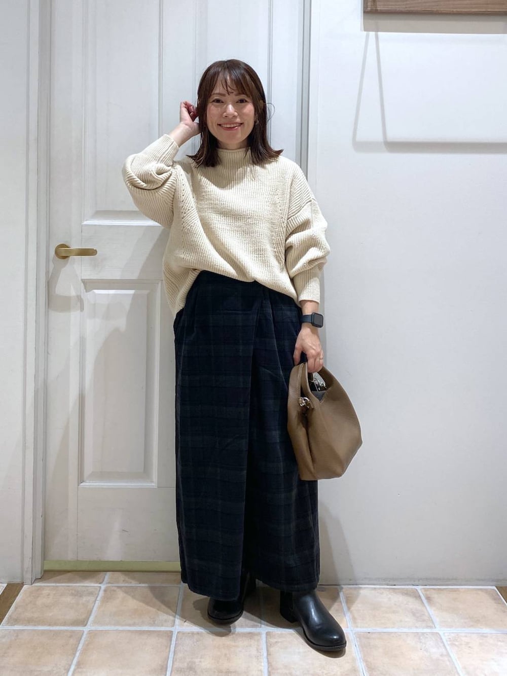 ブラック系のブーツ、ベージュ系のニット/セーター、その他のその他パンツを着用したレディースの秋コーディネートの2枚目の写真