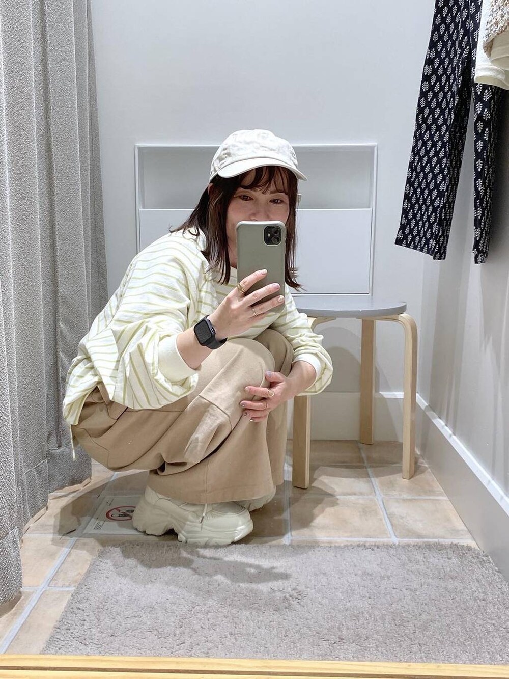 ホワイト系のスニーカー、ベージュ系のその他パンツを着用したレディースの冬コーディネートの5枚目の写真