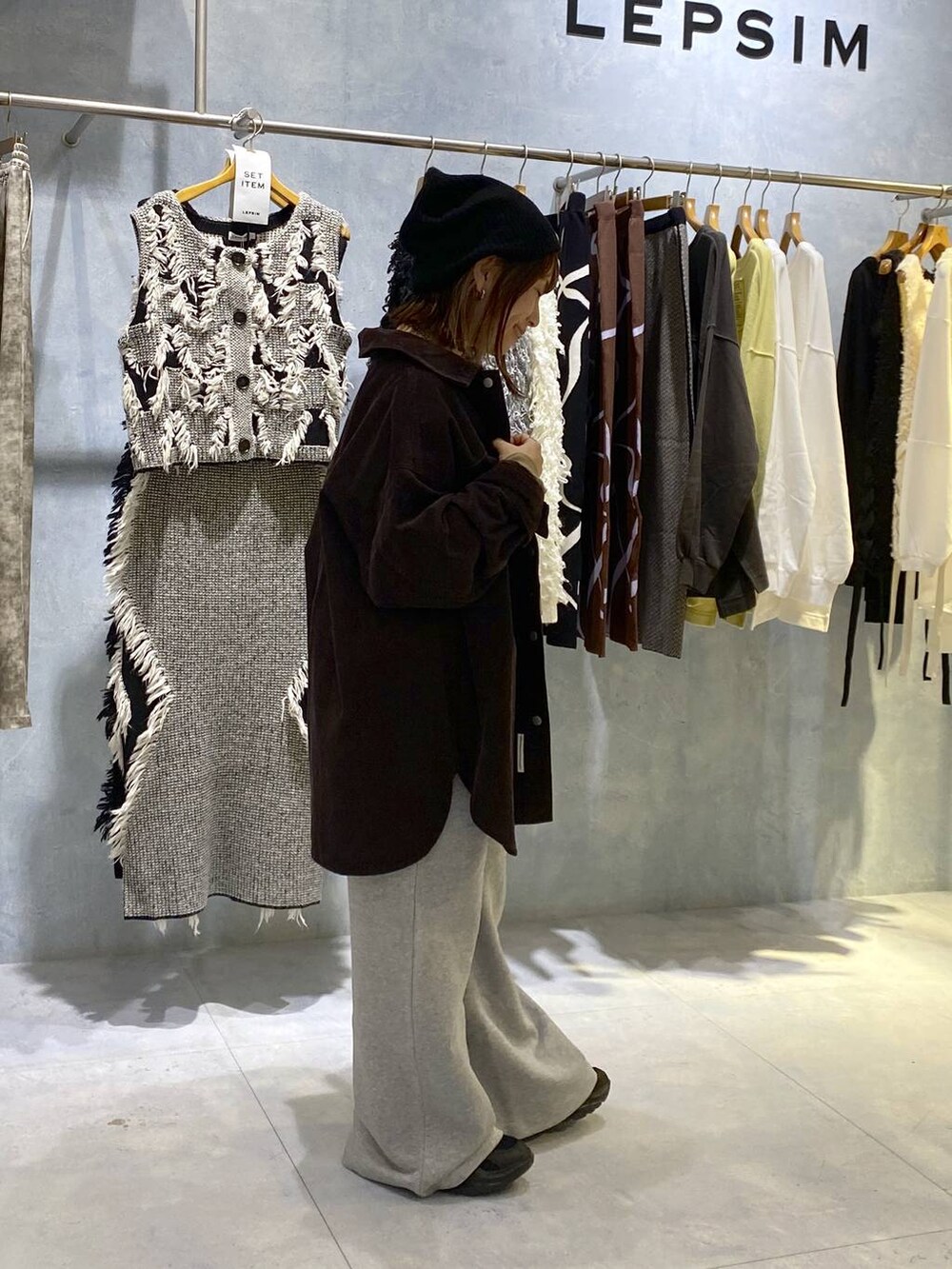 グレー系のスウェットパンツ、ブラック系のスニーカー、ブラウン系のシャツ/ブラウスを着用したレディースの秋コーディネートの4枚目の写真