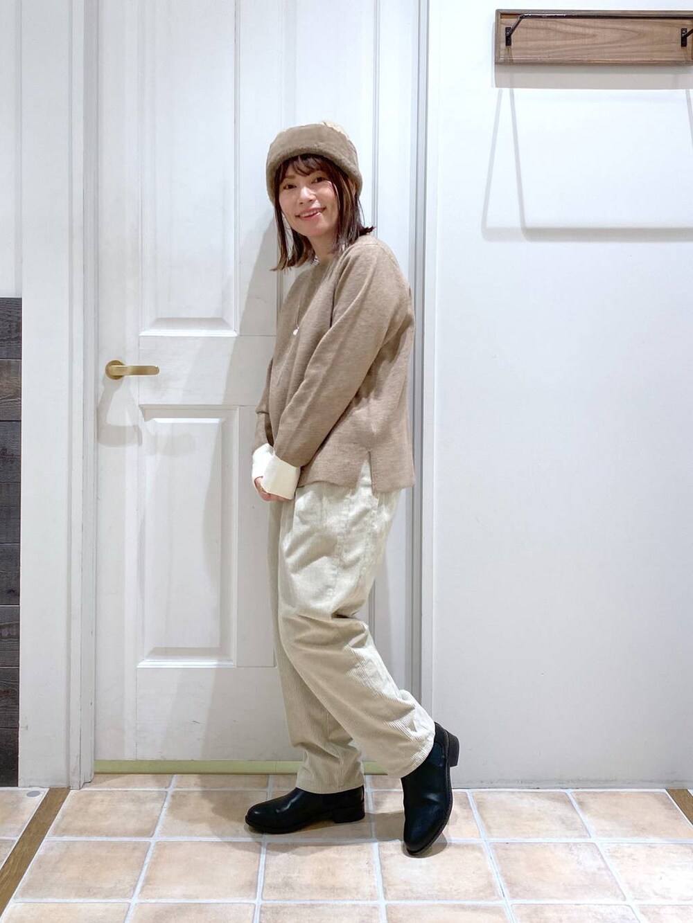 ブラック系のブーツ、グレー系のその他パンツ、ブラウン系のニット/セーターを着用したレディースの冬コーディネートの4枚目の写真