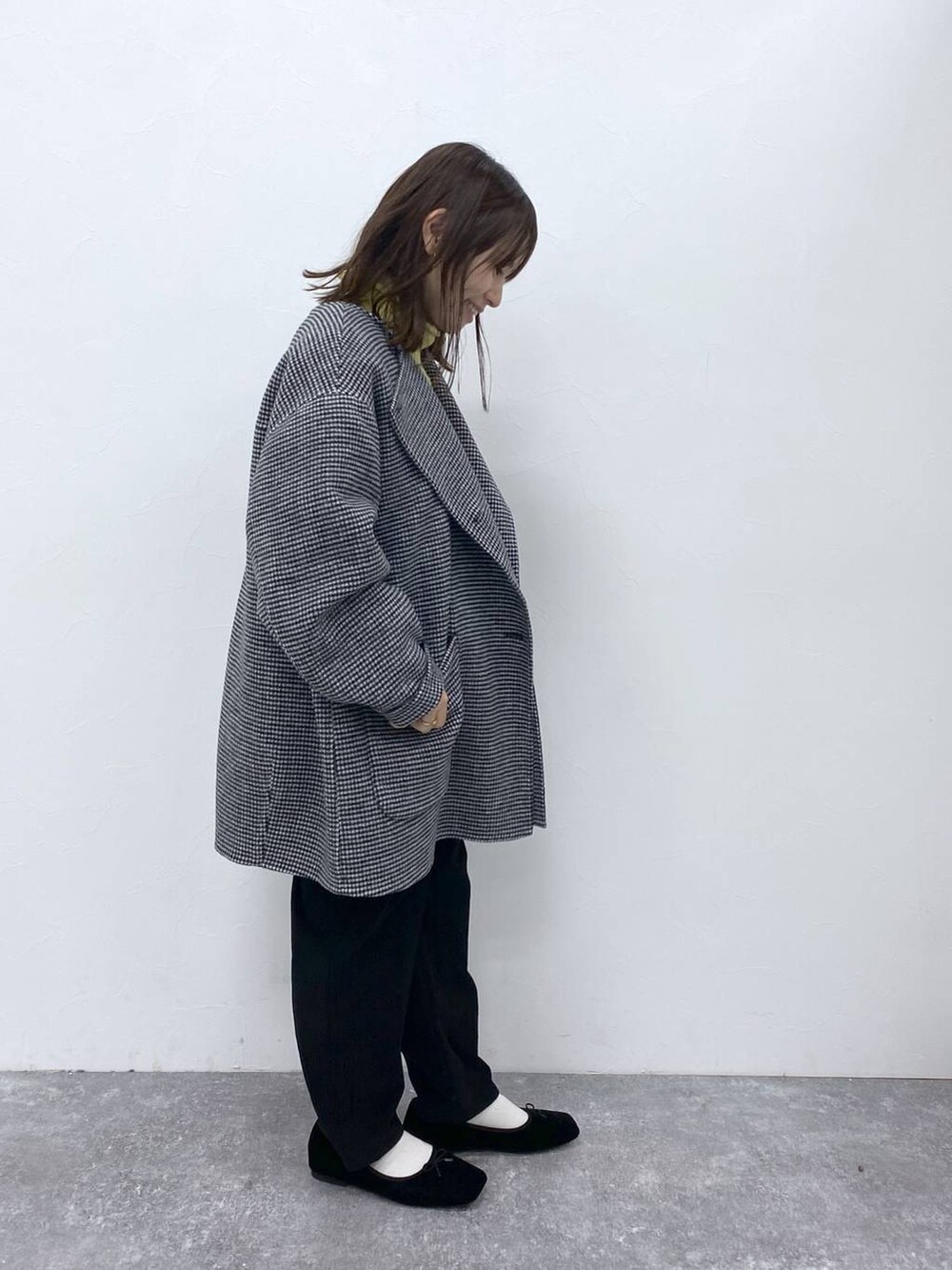 その他のその他アウター、ブラック系のその他パンツ、その他のベストを着用したレディースの秋コーディネートの5枚目の写真