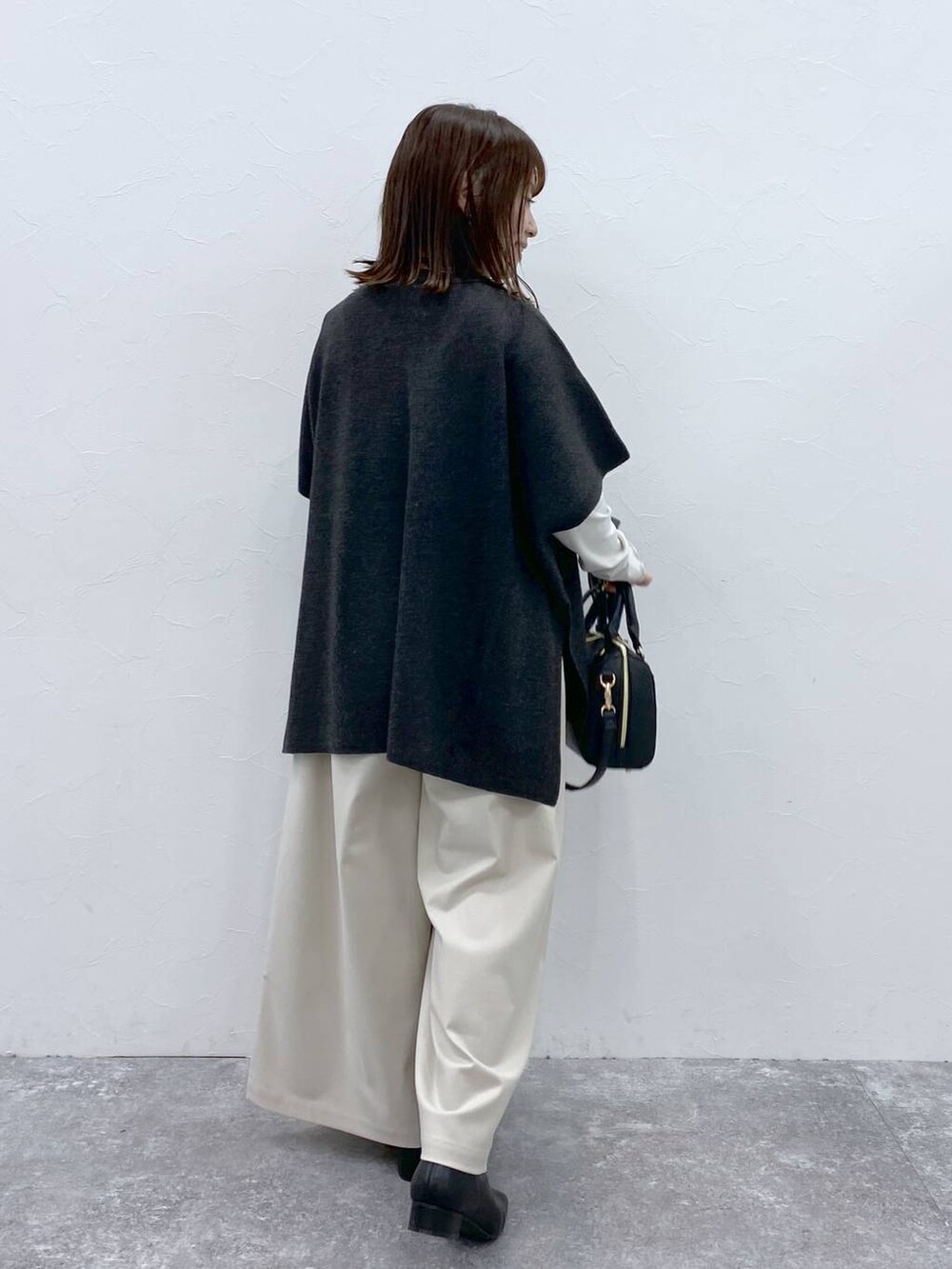 グレー系のTシャツ/カットソー、ブラック系のブーツ、ベージュ系のその他パンツを着用したレディースの冬コーディネートの6枚目の写真