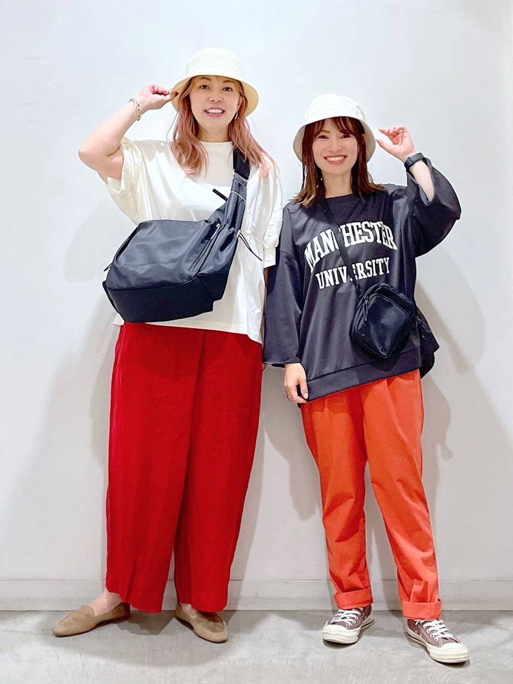 オレンジ系のその他パンツ、ベージュ系のパンプス、ブラック系のショルダーバッグを着用したレディースの秋コーディネートの2枚目の写真