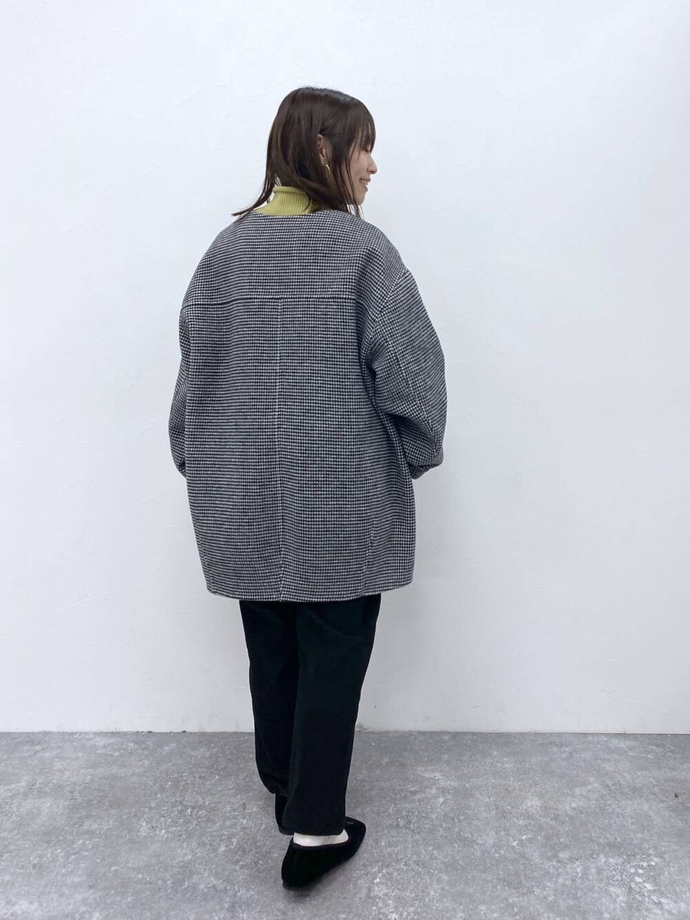 その他のその他アウター、ブラック系のその他パンツ、その他のベストを着用したレディースの秋コーディネートの6枚目の写真