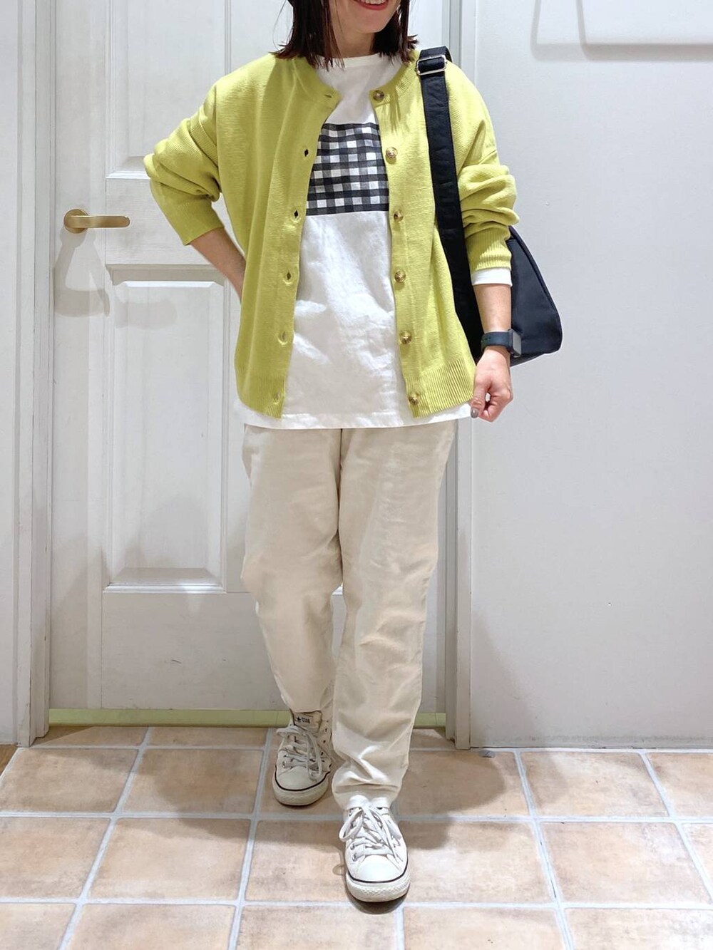 ホワイト系のその他パンツ、イエロー系のカーディガン/ボレロ、その他のTシャツ/カットソーを着用したレディースの秋コーディネートの3枚目の写真